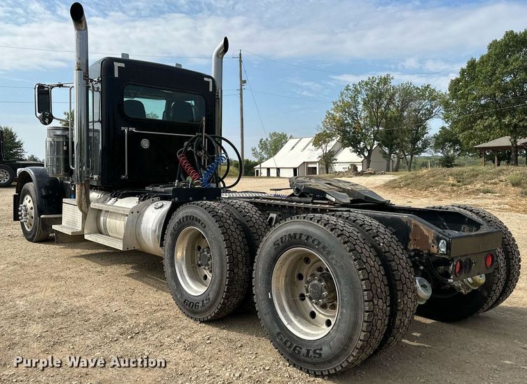 image for item MU9106 2014 Peterbilt 389  semi truck