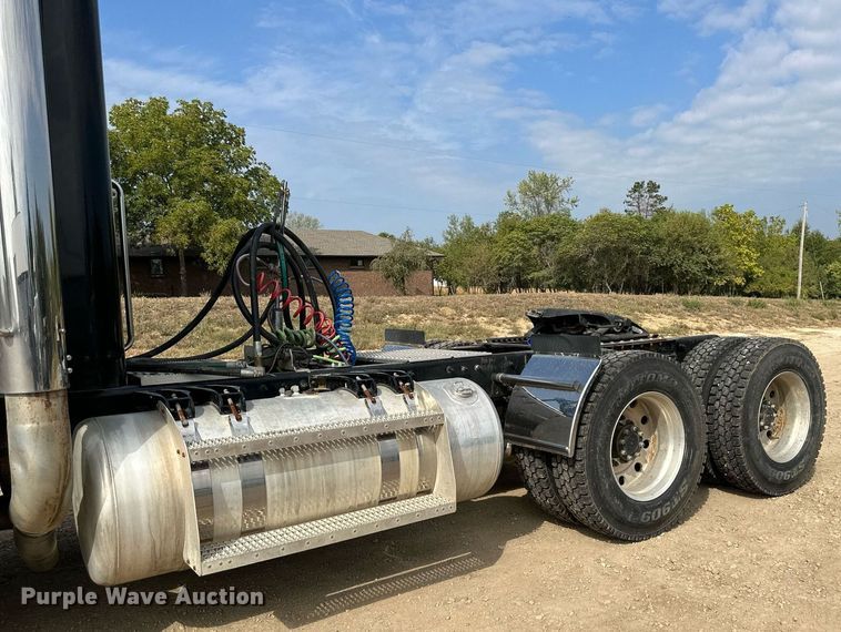 image for item MU9106 2014 Peterbilt 389  semi truck