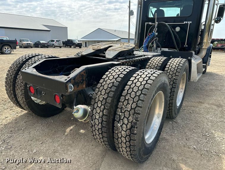 image for item MU9106 2014 Peterbilt 389  semi truck