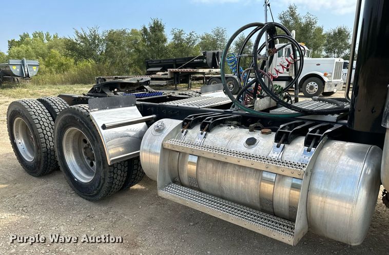 image for item MU9106 2014 Peterbilt 389  semi truck