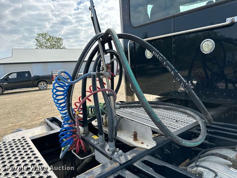 image for item MU9106 2014 Peterbilt 389  semi truck