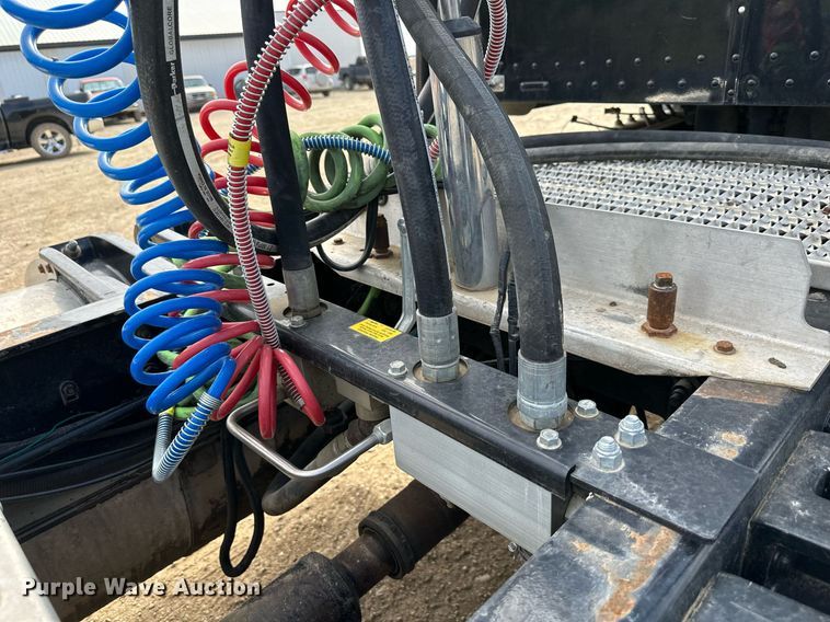 image for item MU9106 2014 Peterbilt 389  semi truck