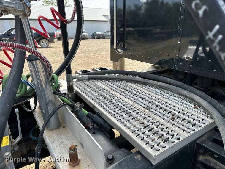 image for item MU9106 2014 Peterbilt 389  semi truck