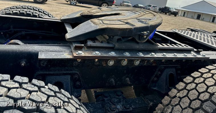 image for item MU9106 2014 Peterbilt 389  semi truck