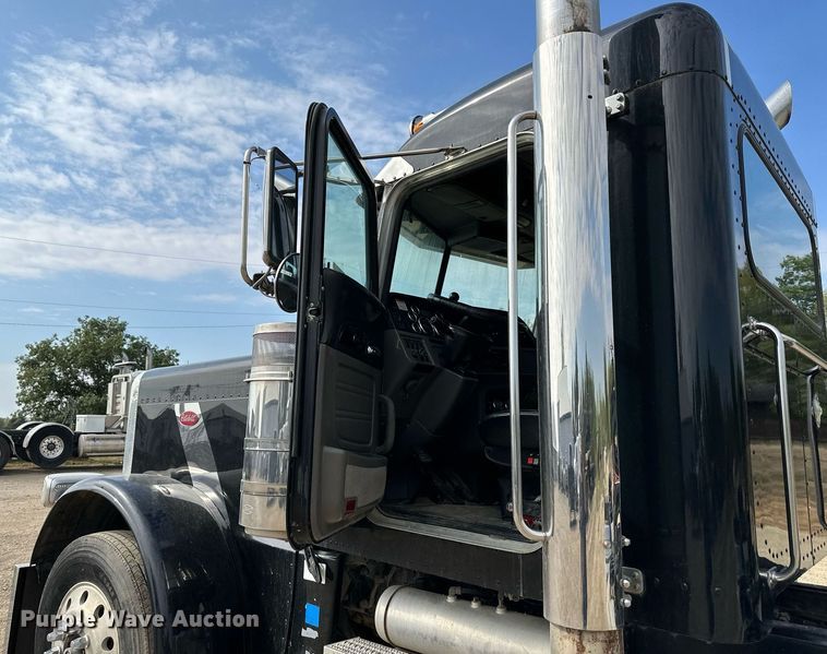 image for item MU9106 2014 Peterbilt 389  semi truck