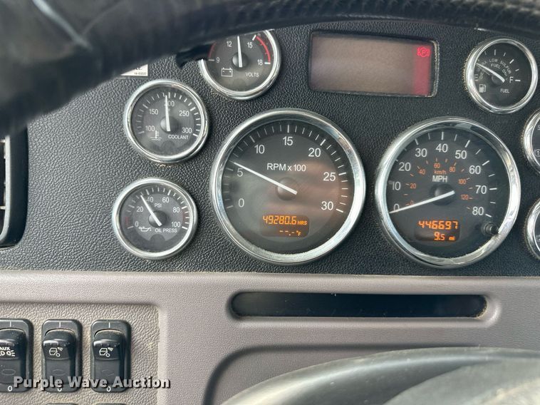 image for item MU9106 2014 Peterbilt 389  semi truck