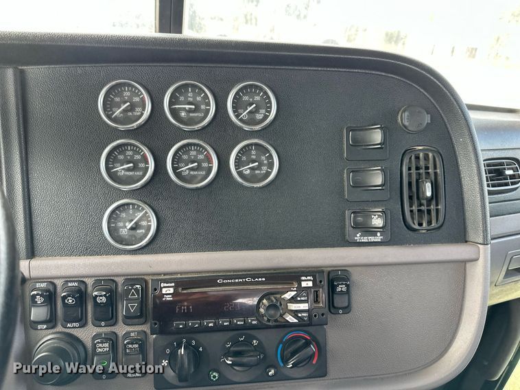 image for item MU9106 2014 Peterbilt 389  semi truck