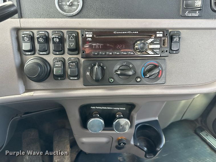 image for item MU9106 2014 Peterbilt 389  semi truck