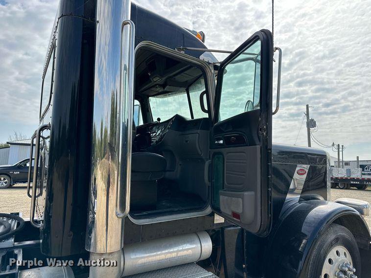 image for item MU9106 2014 Peterbilt 389  semi truck