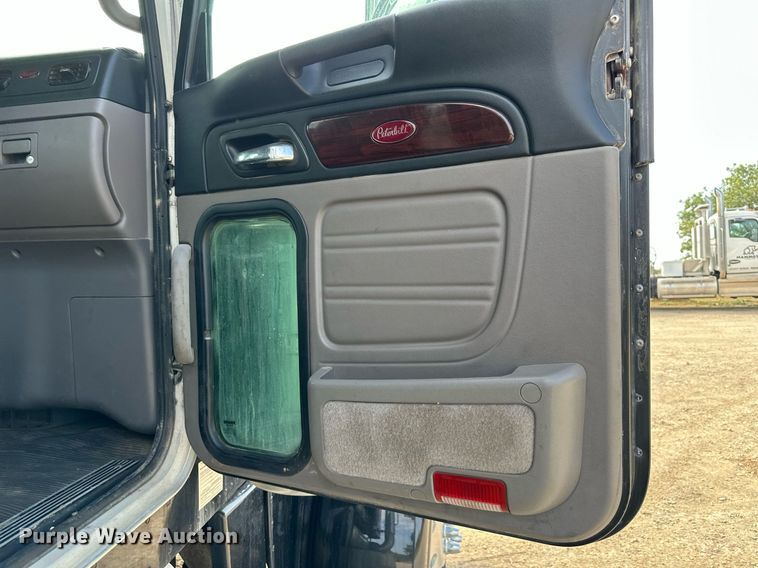 image for item MU9106 2014 Peterbilt 389  semi truck