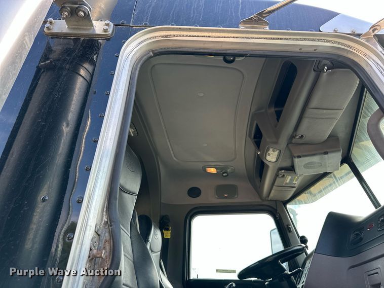 image for item MU9106 2014 Peterbilt 389  semi truck