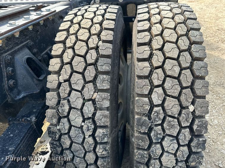 image for item MU9106 2014 Peterbilt 389  semi truck