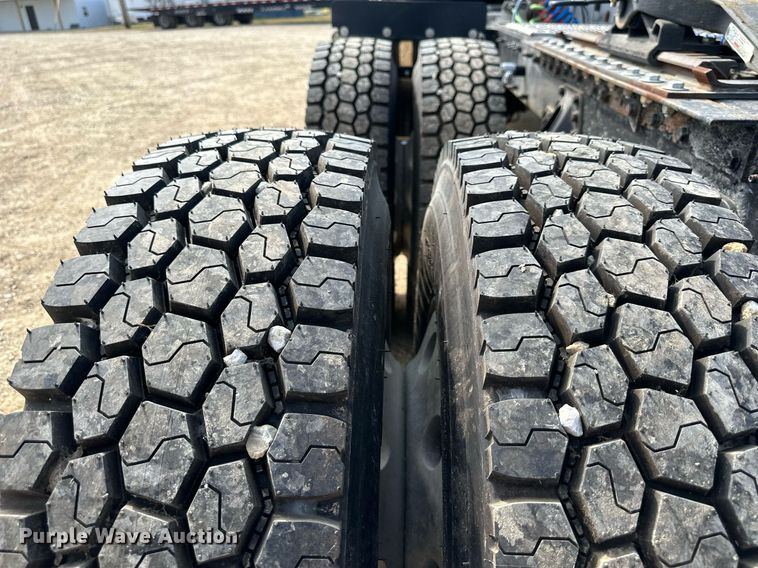 image for item MU9106 2014 Peterbilt 389  semi truck