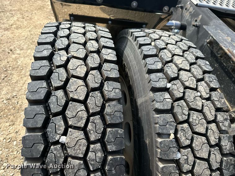 image for item MU9106 2014 Peterbilt 389  semi truck