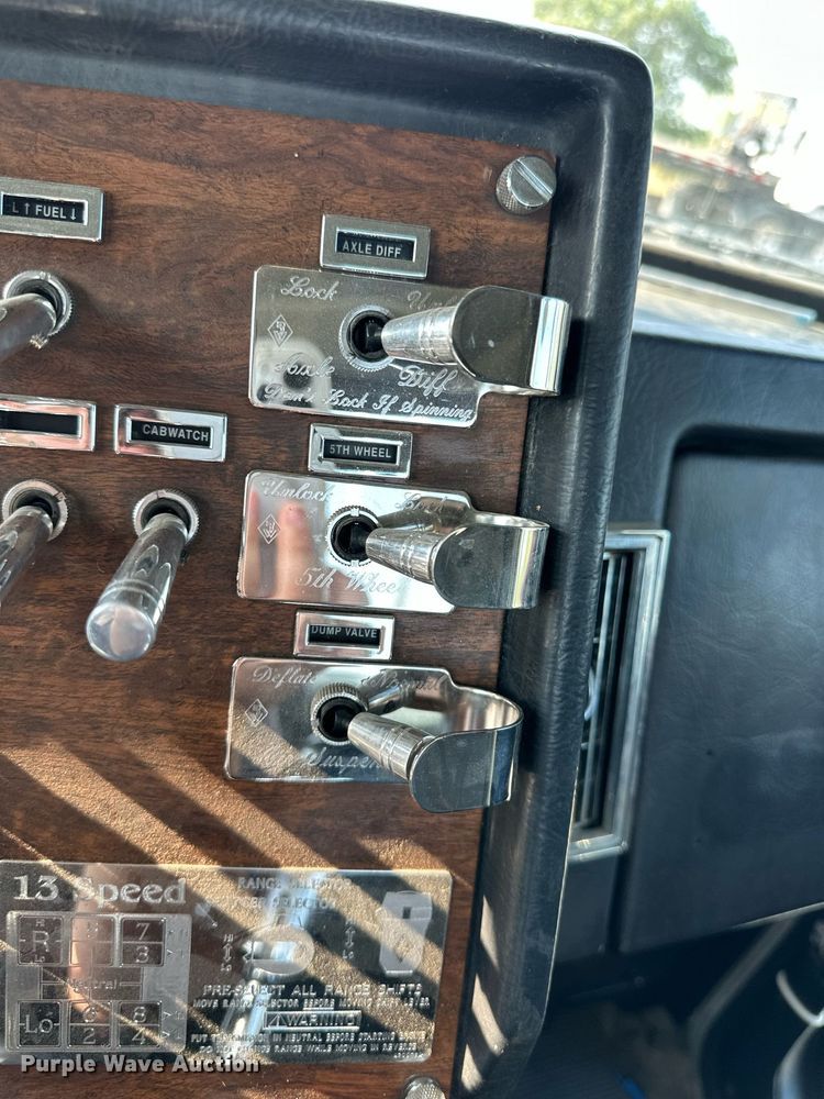 image for item MU9108 1997 Peterbilt 379  semi truck