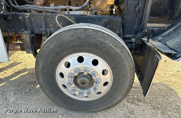 image for item MU9108 1997 Peterbilt 379  semi truck