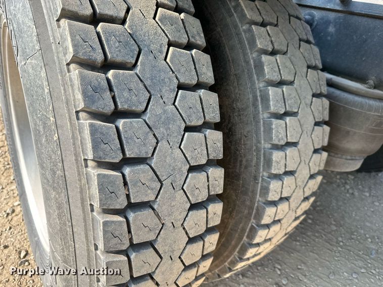 image for item MU9108 1997 Peterbilt 379  semi truck