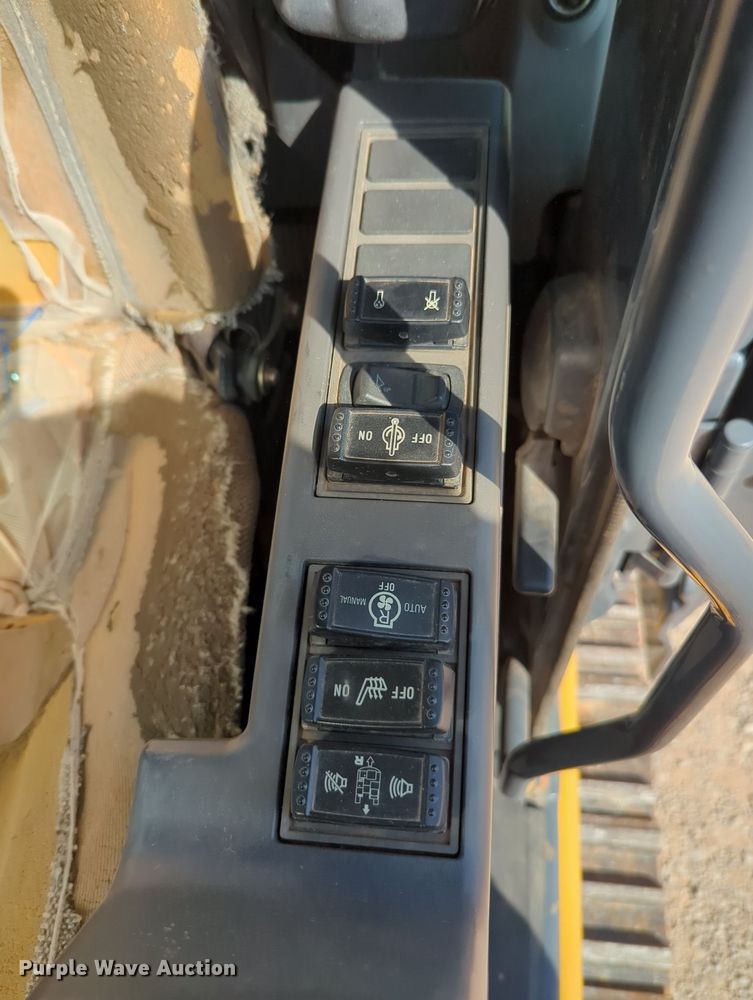 image for item MX9434 2011 John Deere 200D LC excavator