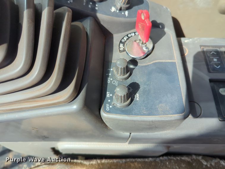 image for item MX9434 2011 John Deere 200D LC excavator