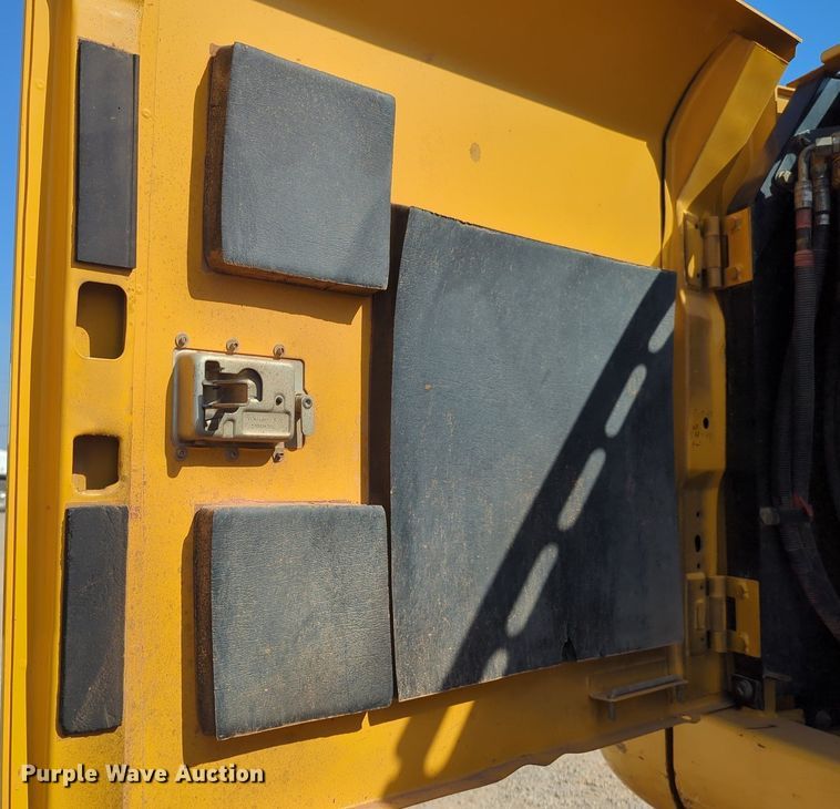 image for item MX9434 2011 John Deere 200D LC excavator