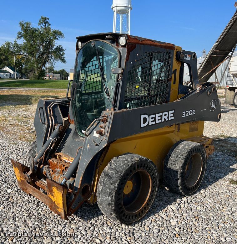 image for item NA9196 2015 John Deere 320E  skid steer loader