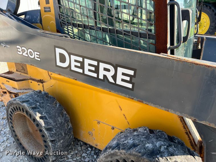 image for item NA9196 2015 John Deere 320E  skid steer loader