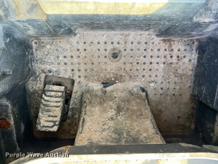 image for item NA9196 2015 John Deere 320E  skid steer loader