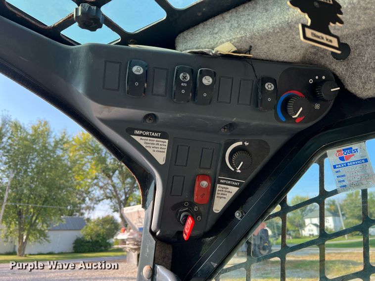 image for item NA9196 2015 John Deere 320E  skid steer loader