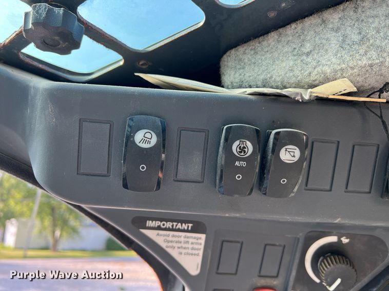 image for item NA9196 2015 John Deere 320E  skid steer loader