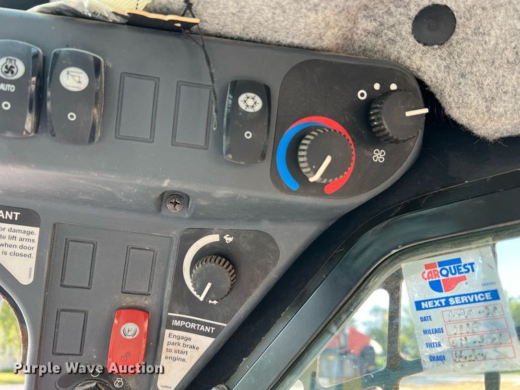 image for item NA9196 2015 John Deere 320E  skid steer loader