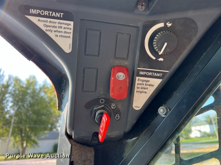 image for item NA9196 2015 John Deere 320E  skid steer loader