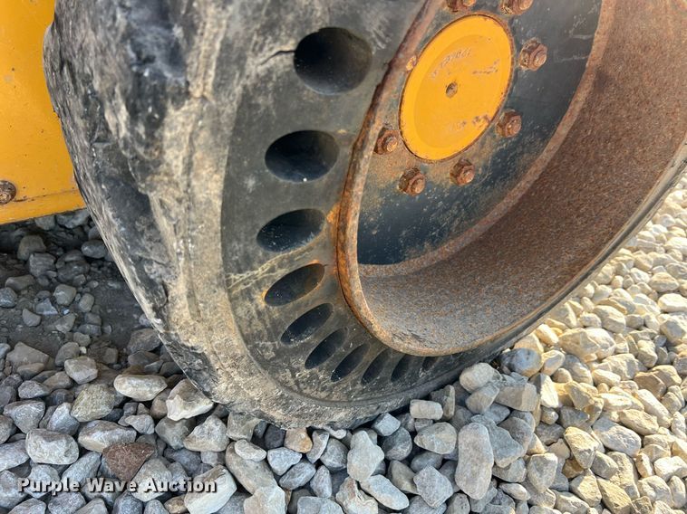 image for item NA9196 2015 John Deere 320E  skid steer loader