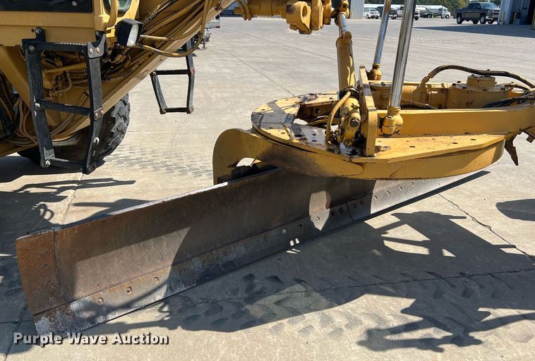 image for item NA9245 2002 Caterpillar 140H motor grader