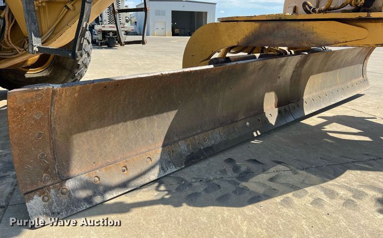 image for item NA9245 2002 Caterpillar 140H motor grader