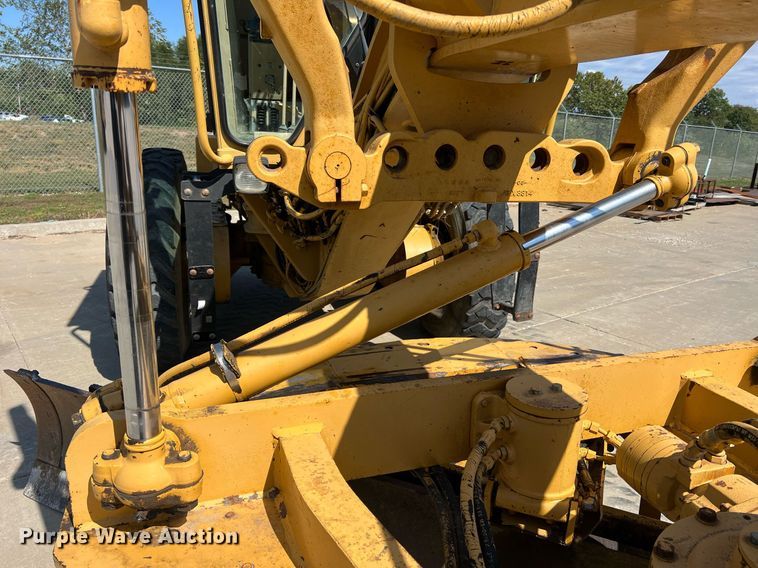 image for item NA9245 2002 Caterpillar 140H motor grader