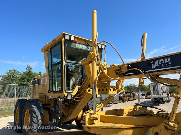image for item NA9245 2002 Caterpillar 140H motor grader
