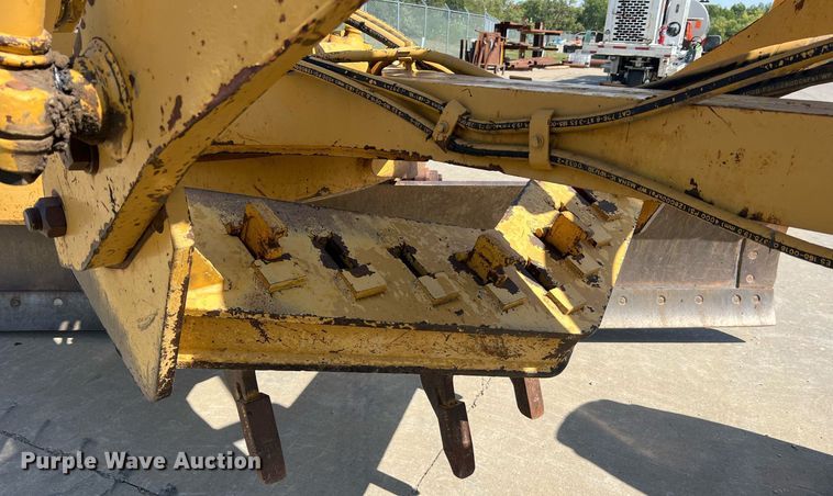 image for item NA9245 2002 Caterpillar 140H motor grader