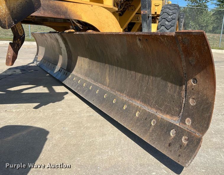 image for item NA9245 2002 Caterpillar 140H motor grader