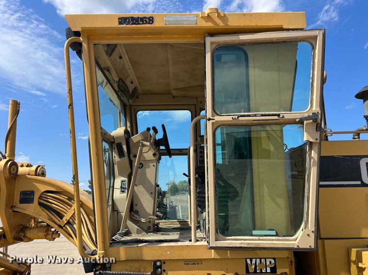 image for item NA9245 2002 Caterpillar 140H motor grader
