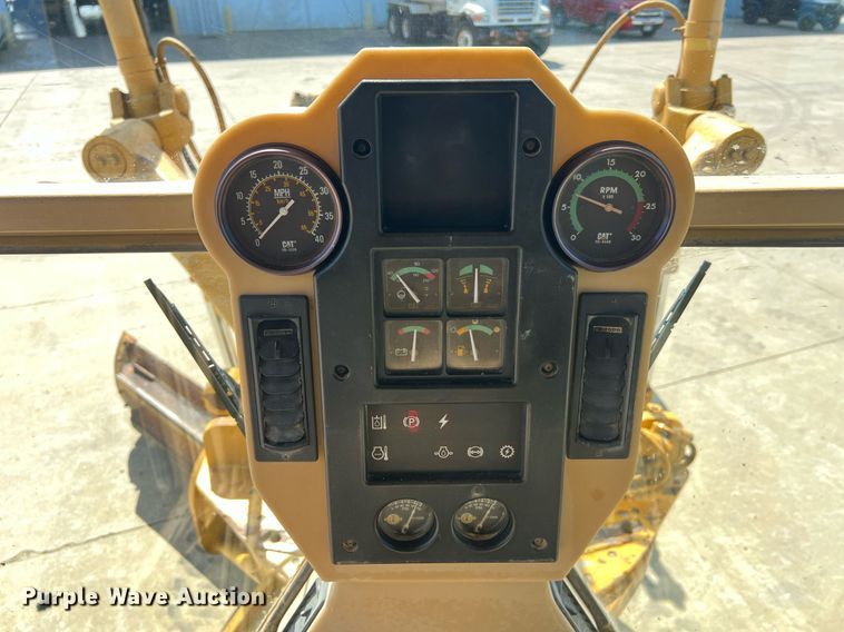 image for item NA9245 2002 Caterpillar 140H motor grader