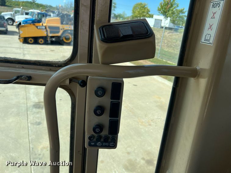 image for item NA9245 2002 Caterpillar 140H motor grader