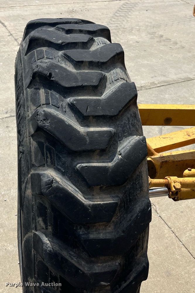 image for item NA9245 2002 Caterpillar 140H motor grader