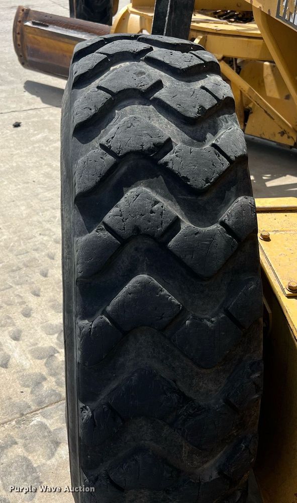 image for item NA9245 2002 Caterpillar 140H motor grader