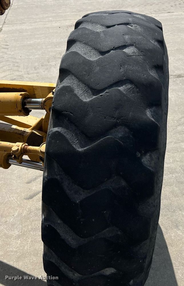 image for item NA9245 2002 Caterpillar 140H motor grader