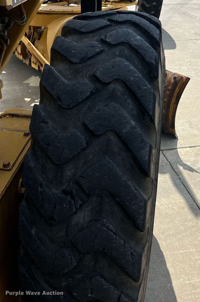 image for item NA9245 2002 Caterpillar 140H motor grader