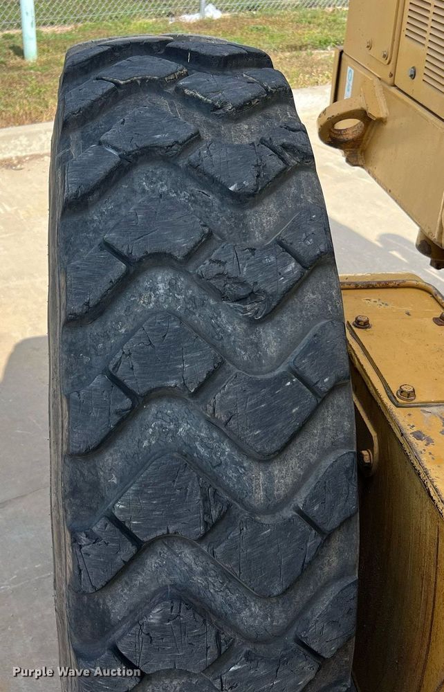 image for item NA9245 2002 Caterpillar 140H motor grader