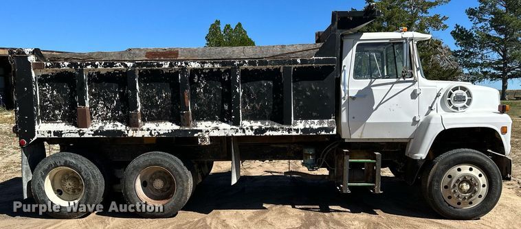 image for item NP9644 1983 Ford LN800  dump truck