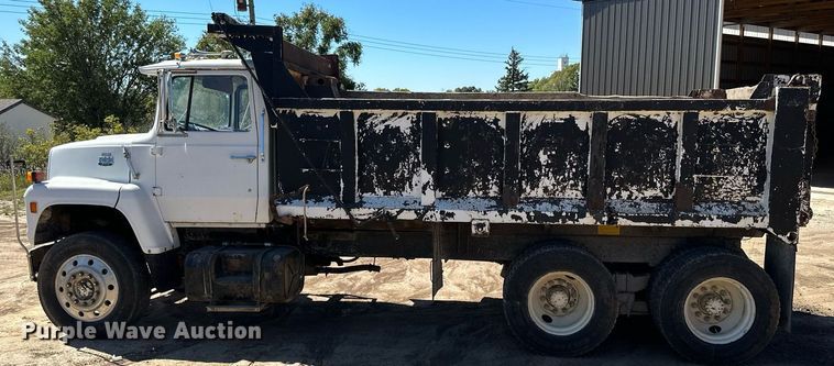 image for item NP9644 1983 Ford LN800  dump truck