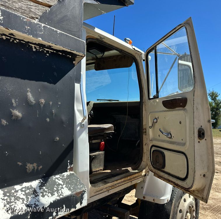 image for item NP9644 1983 Ford LN800  dump truck