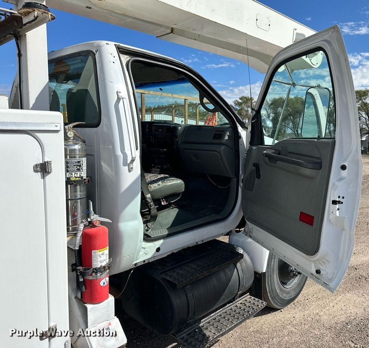 image for item NP9659 2006 Ford F750 Super Duty  bucket truck